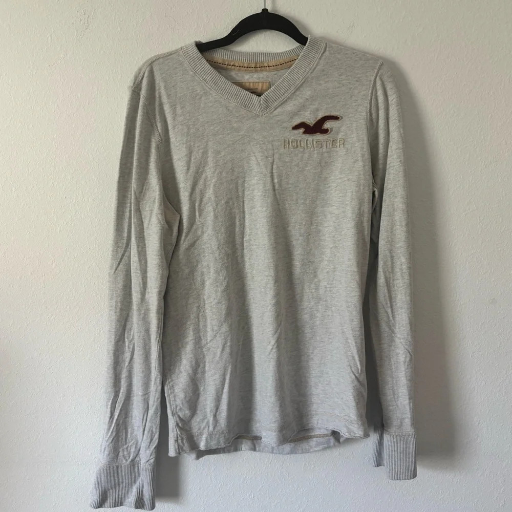 Men’s Hollister grey v neck